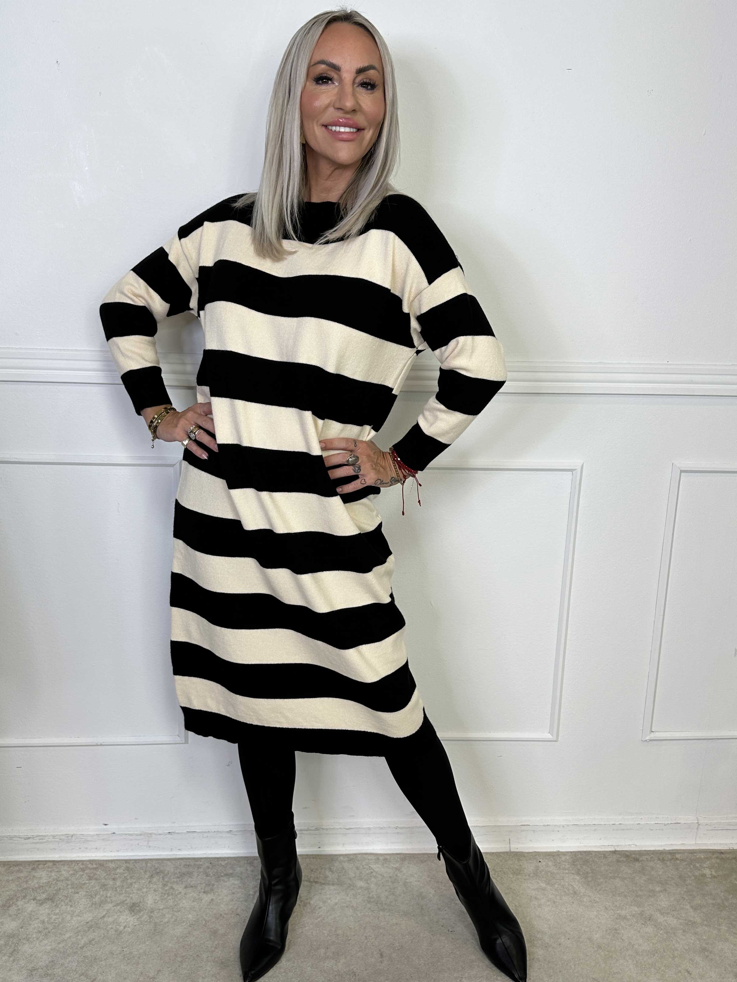 Alvilda - Lang blød strikkjole med striber